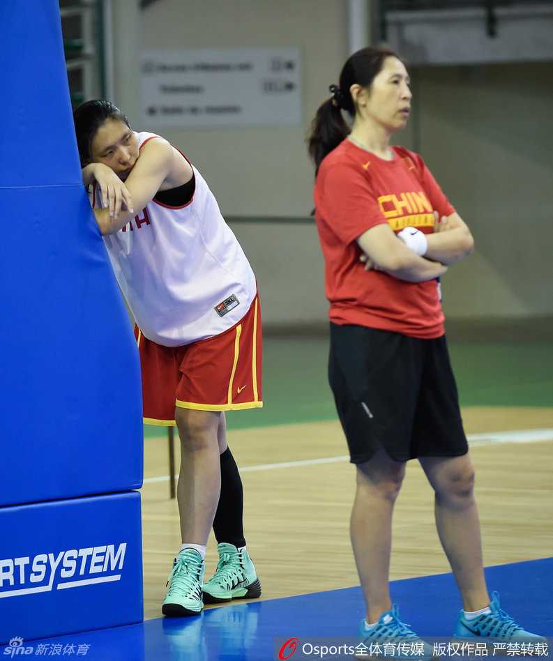 鏖战南特,剑指里约:回望马赫与女篮铁军的落选赛冲刺时刻 主帅马赫一脸严肃地站在场边对场上队员的表现做出手势反馈,他的眉头紧锁,表情严峻,似乎对刚才的防守轮转并不满意,场上的空气仿佛都凝固了。