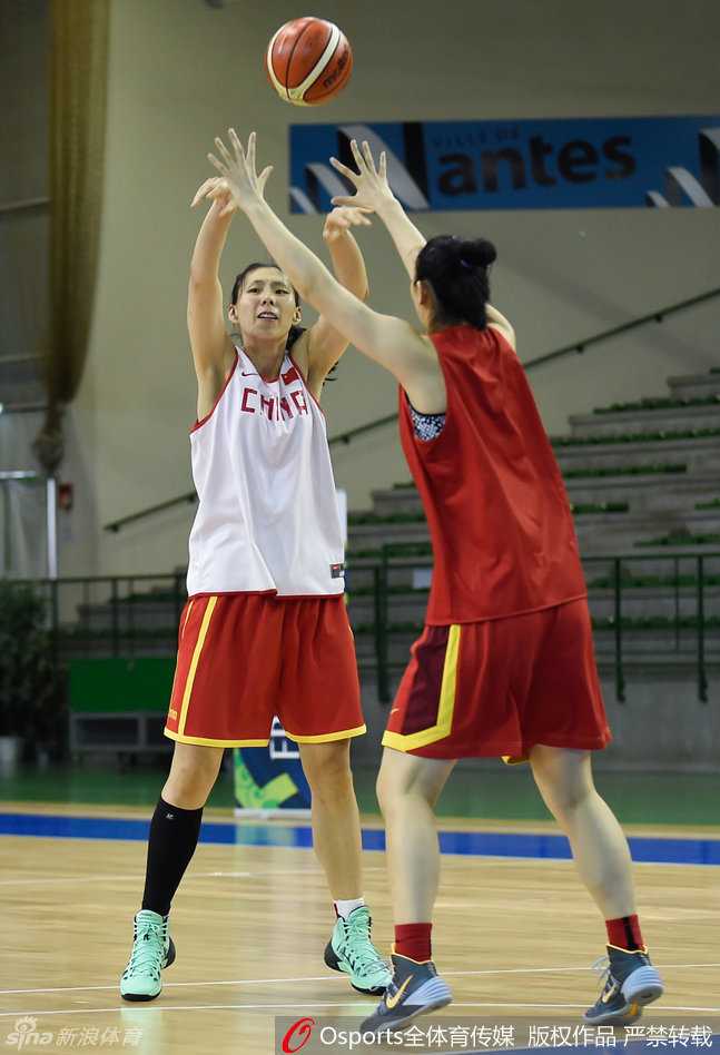 鏖战南特,剑指里约:回望马赫与女篮铁军的落选赛冲刺时刻 在一次暂停后的间歇,陈楠趁休息时间在场边拉起衣角擦拭汗水,虽然面露疲惫,但她的眼神依然坚毅地望向场内,关注着队友们的跑位。