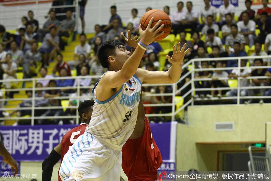 鏖战至最后一刻,新疆男篮一分惜败美国联队 阿不都沙拉木犹如灵动的游侠,在人群中穿梭,寻觅着那稍纵即逝的进攻良机。