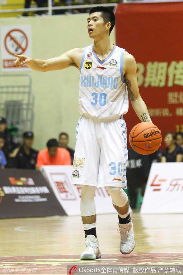 鏖战至最后一刻,新疆男篮一分惜败美国联队 新疆球员飞身而起,无所畏惧地冲击着美国联队的篮下防线,只为将那该死的篮球送入篮筐。