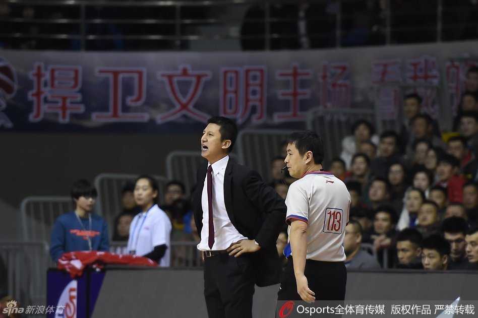 韩德君空中对抗中柔和抛射，皮球划出美妙弧线空心入网，防守者望尘莫及