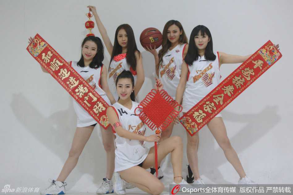 一位篮球宝贝身着鲜红短裙，在镜头前回眸一笑，甜美的酒窝和灵动的眼神仿佛在向观众传递着新春的第一声问候，青春的气息扑面而来。