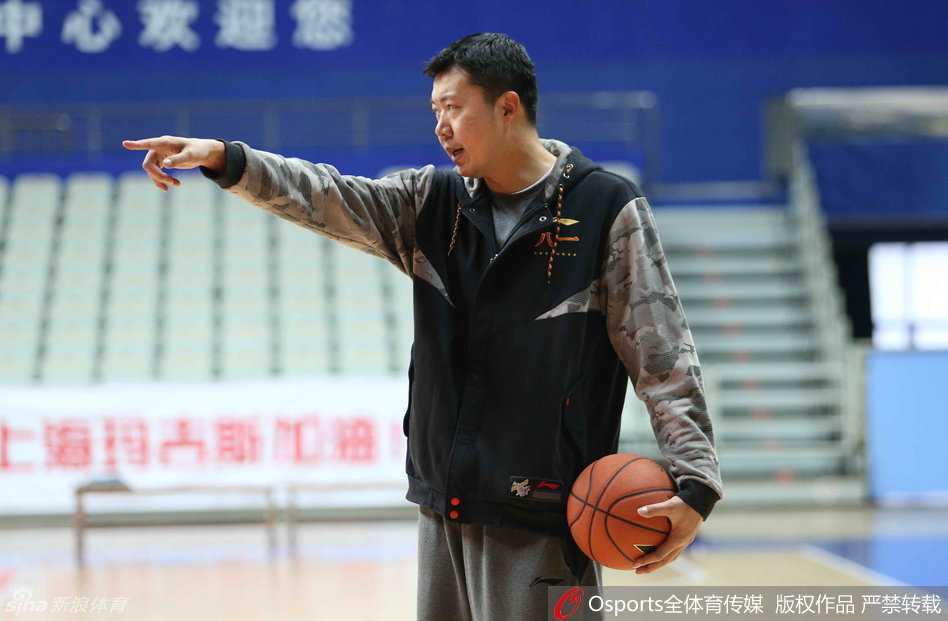 铁军魂与津门新篇:回首一五‑一六赛季的CBA众生相 王治郅在训练中神情专注,微微俯身指导年轻队员,宽厚的肩膀仿佛仍能扛起内线重任