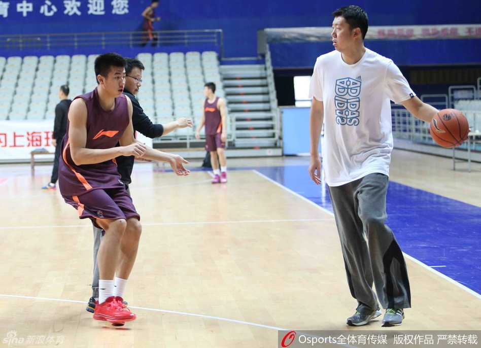 铁军魂与津门新篇:回首一五‑一六赛季的CBA众生相 马克希尔在训练中咧嘴大笑,健壮的手臂搭在队友肩上,全然没有大牌外援的架子