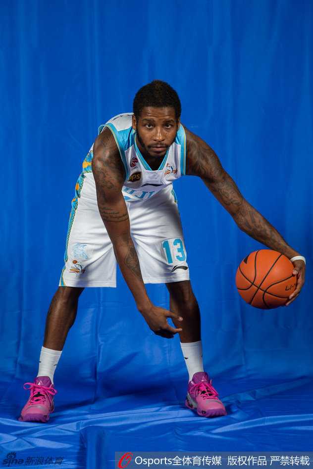 铁帅掌印三外援聚首 福建男篮新赛季写真志在突破 内线双塔王哲林与费莫斯在镜头前展示肌肉,他们将是福建男篮禁区的守护神与进攻桥头堡。