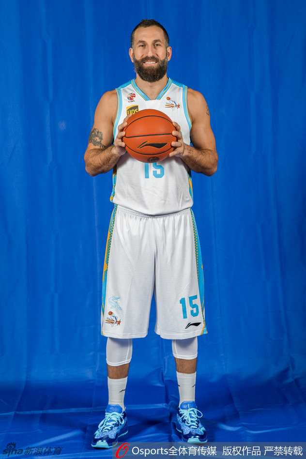 铁帅掌印三外援聚首 福建男篮新赛季写真志在突破 福建浔兴男篮全体将士拍摄赛季全家福,崔万军携教练组与球员们围坐一堂,气氛团结庄重。