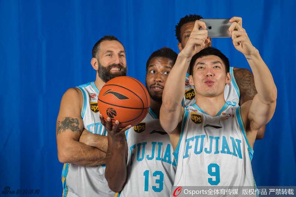 铁帅掌印三外援聚首 福建男篮新赛季写真志在突破 铁帅崔万军双手抱胸目光如炬,身披福建战袍在摄影棚内留下正式定妆照,尽显威严与自信。