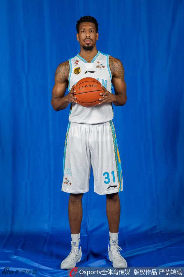 铁帅掌印三外援聚首 福建男篮新赛季写真志在突破 外援三叉戟哈提布、拜克斯与费莫斯并肩而立,展现出新赛季福建队强大的外援组合力量。