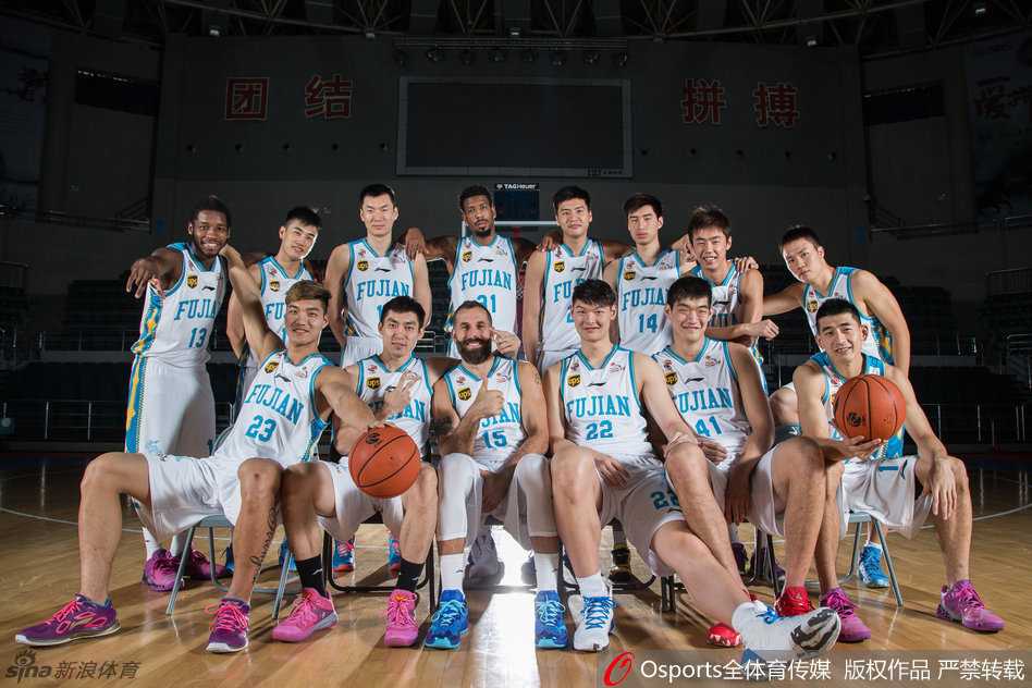 铁帅掌印三外援聚首 福建男篮新赛季写真志在突破 福建队官方写真花絮,球员们列队展示新赛季战袍,每个人都精神饱满准备迎接新挑战。