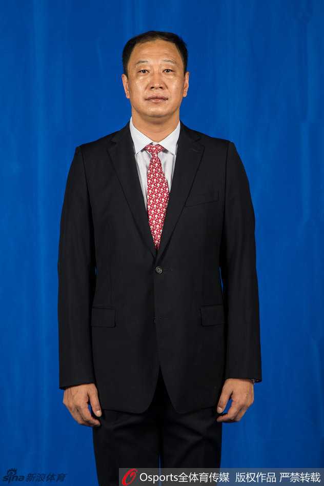 铁帅掌印三外援聚首 福建男篮新赛季写真志在突破 更衣室内福建队员们对着镜头自拍耍宝,搞怪表情尽显轻松活泼的队内气氛与兄弟情谊。