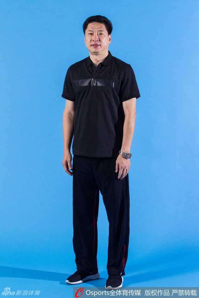 铁帅掌印与青春风暴:浙江广厦男篮的光荣与梦想 铁帅李春江在场边神情专注地指挥比赛,目光如炬,双手抱胸,尽显CBA七冠教头的威严与霸气。