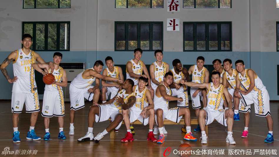 铁帅掌印与青春风暴:浙江广厦男篮的光荣与梦想 广厦双外援霍尔曼与帕戈在比赛中击掌呼应,一内一外默契十足,他们是球队攻防两端的核心引擎。