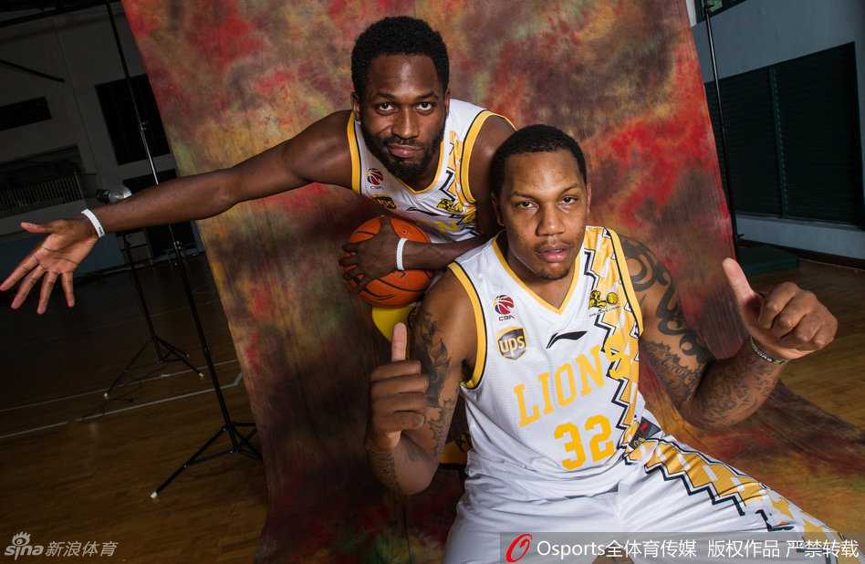 铁帅掌印与青春风暴:浙江广厦男篮的光荣与梦想 年轻球员胡金秋与赵岩昊在场边聆听教练指导,眼神中充满对进步的渴望,他们是广厦未来的希望之星。