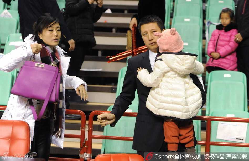 铁帅柔情泪目瞬间:辽宁输球夜,郭士强紧牵爱妻怀抱萌女黯然离场 郭士强女儿穿着可爱的童装,小脸蛋肉嘟嘟的,表情萌萌地趴在父亲肩头,小手紧紧抓着父亲的衣服