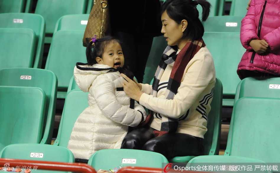 铁帅柔情泪目瞬间:辽宁输球夜,郭士强紧牵爱妻怀抱萌女黯然离场 郭士强怀抱女儿穿过球场,女儿侧身回望,小手轻轻指向远方,郭士强脸上露出一丝不易察觉的慈父微笑