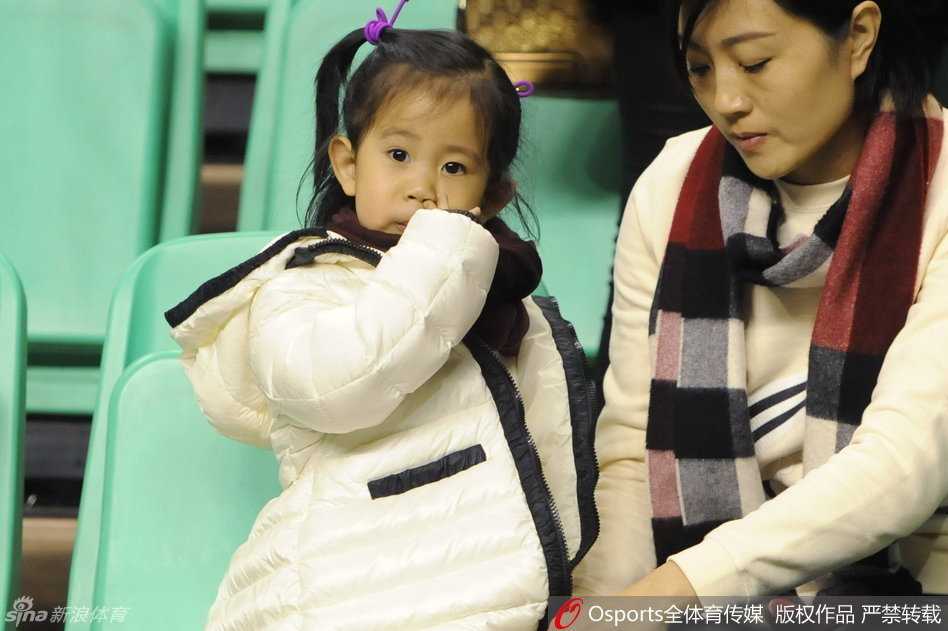 铁帅柔情泪目瞬间:辽宁输球夜,郭士强紧牵爱妻怀抱萌女黯然离场 小姑娘趴在郭士强肩头,露出半张粉嫩的小脸,眼神清澈萌萌地看着镜头,郭士强妻子在旁侧脸微笑