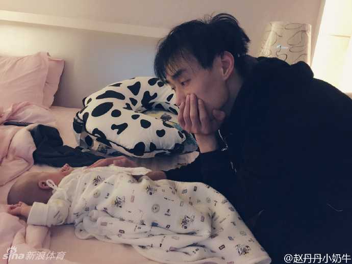 幸福的三口之家，孟达和娇妻赵丹丹亲吻着可爱的女儿，画面定格在了最温馨甜蜜的瞬间。