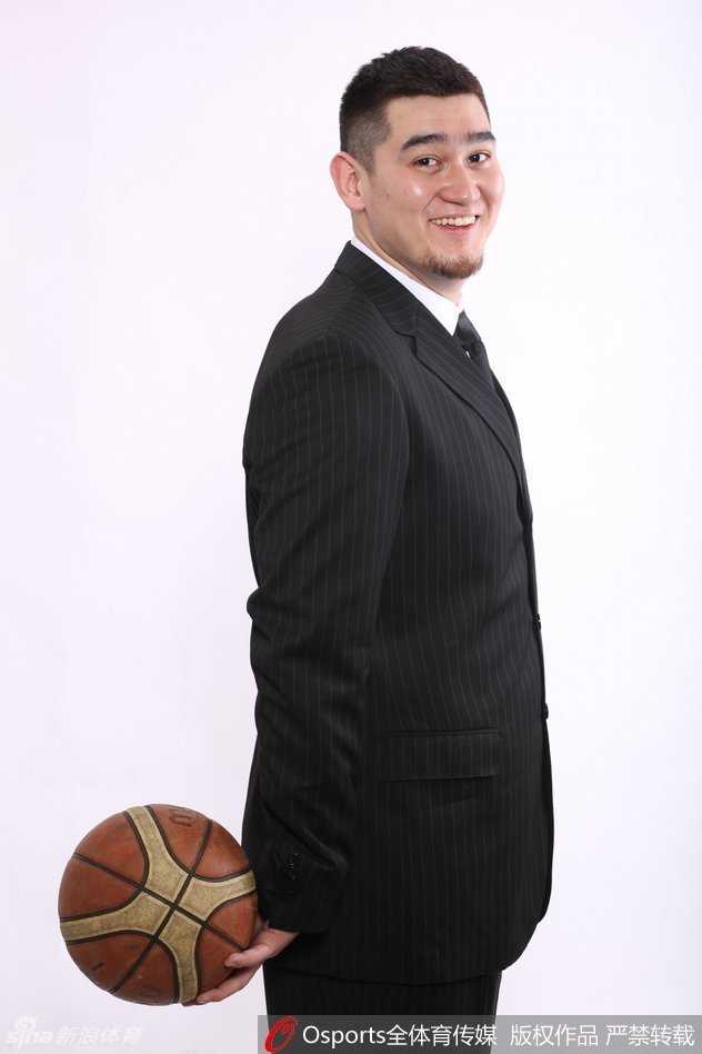 铁汉柔情:篮球中锋买尔丹与新疆未婚妻的甜蜜婚礼前奏 新娘俏皮地为他整理领带,而这位在篮下能硬抗外援的壮汉竟显得有些羞涩,脸上洋溢着即将成为新郎的幸福笑容。