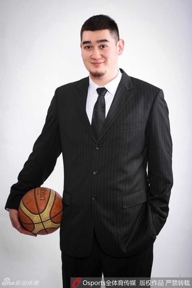 铁汉柔情:篮球中锋买尔丹与新疆未婚妻的甜蜜婚礼前奏 身形高大的买尔丹身着剪裁得体的帅气西装,与身穿洁白婚纱的新娘在篮球场边深情对视,眼神里满是宠溺。