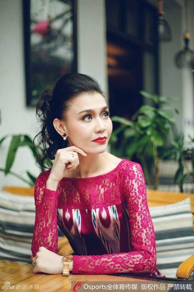 铁汉柔情:篮球中锋买尔丹与新疆未婚妻的甜蜜婚礼前奏 在黄昏的球场光影中,买尔丹深情亲吻美丽新娘的脸颊,这一刻,激烈的对抗与比分都已远去,只剩下两人的甜蜜世界。