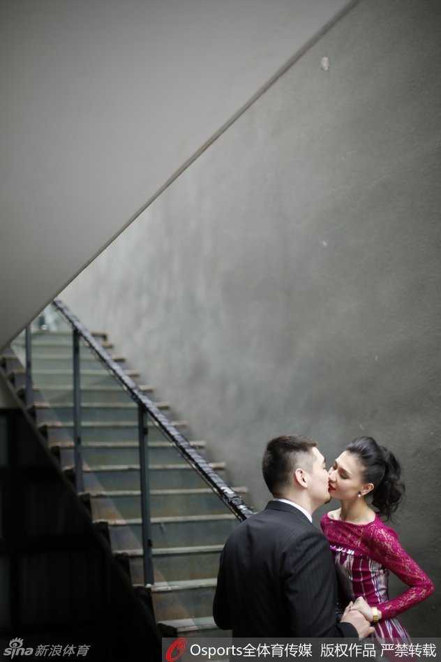 铁汉柔情:篮球中锋买尔丹与新疆未婚妻的甜蜜婚礼前奏 两人亲密依偎在带有篮球元素的场景中,手中拿着篮球,脸上写满对婚后生活的憧憬,完美诠释了