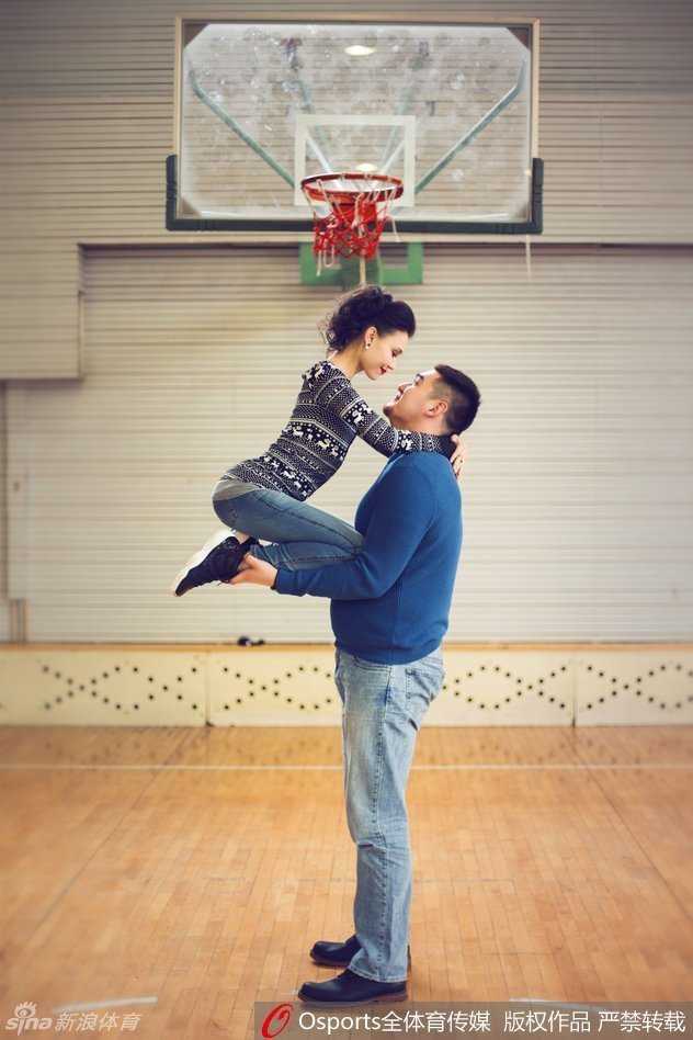 铁汉柔情:篮球中锋买尔丹与新疆未婚妻的甜蜜婚礼前奏 两人穿着休闲装与篮球合影,买尔丹从身后轻拥女友,两人望向镜头的眼神坚定而充满希望,预示着小家庭的幸福启程。