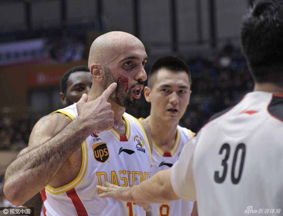 裁判组聚集在技术台前，反复观看录像回放进行商讨，场边观众情绪激动。