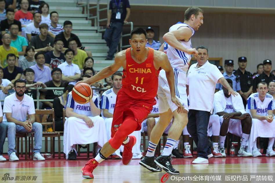 易建联犹如天神下凡，在对手重重包围中旱地拔葱，单手劈扣震撼全场