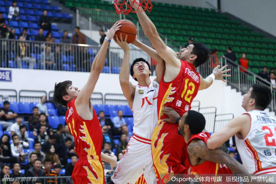 八一队后卫李天戈俯身运球突破，眼神专注地盯着前方，犹如一把出鞘的利刃直插对手腹地。