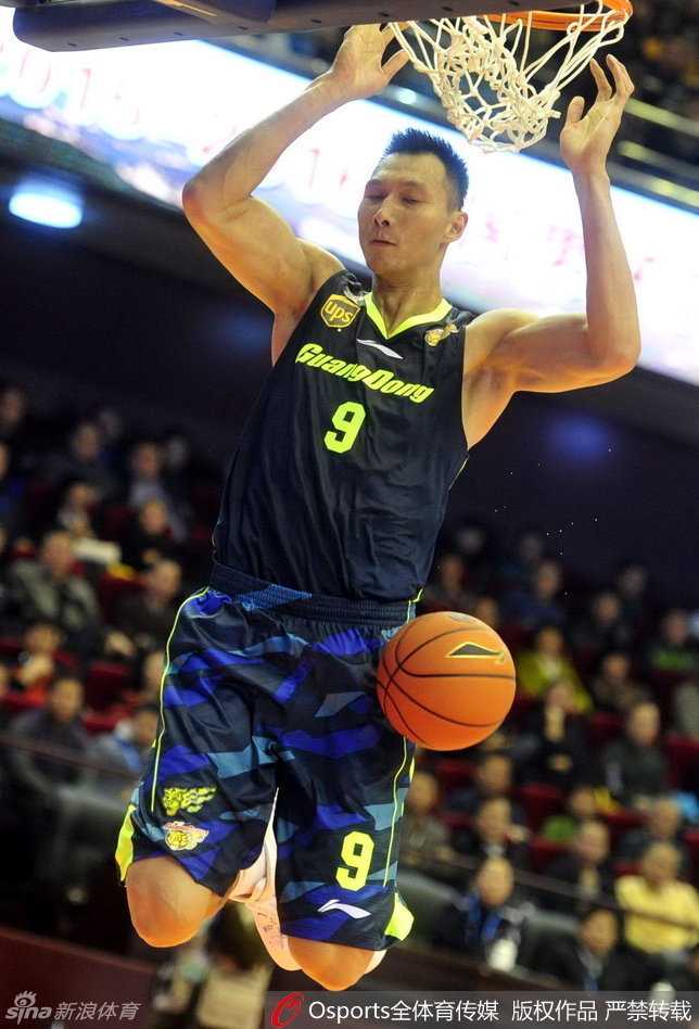 铁血华南虎——记广东宏远2014-2015赛季的荣耀与血性 比斯利用宽阔的胸膛拦住情绪失控的睢冉,大手紧紧按在其肩膀上,眼神中满是冷静与兄长般的告诫。