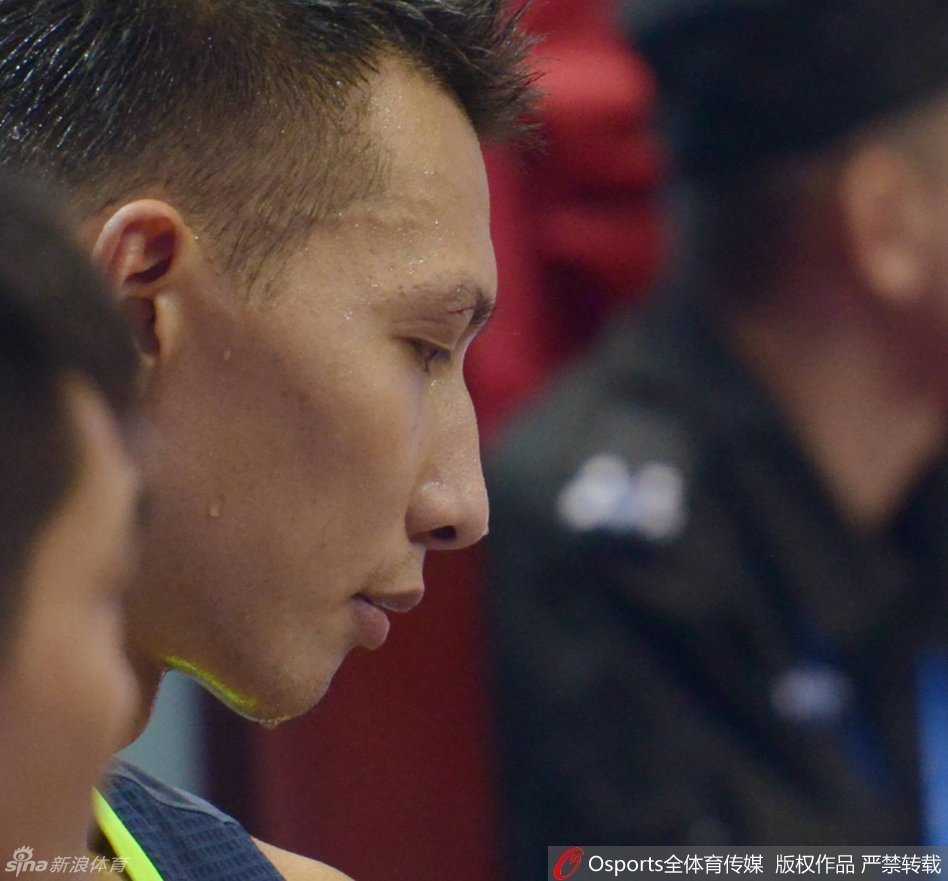 铁血华南虎——记广东宏远2014-2015赛季的荣耀与血性 易建联眉骨处鲜血直流,触目惊心的红色顺着脸颊滑落,他紧咬牙关,眼神中燃烧着不屈的斗志。