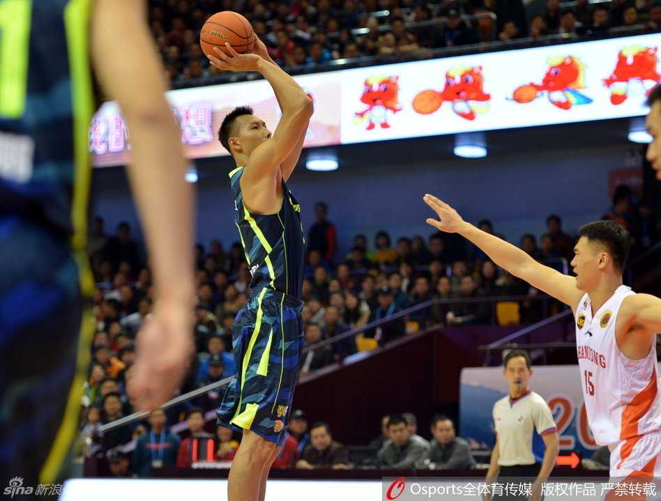 铁血华南虎——记广东宏远2014-2015赛季的荣耀与血性 朱芳雨在三分线外干拔跳起,篮球划过一道彩虹般的弧线,网窝泛起洁白的水花,这一刻连空气都为之凝固。