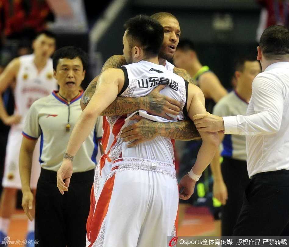 铁血华南虎——记广东宏远2014-2015赛季的荣耀与血性 易建联单臂擎天,犹如直升机般腾空而起,狠狠将球砸进篮筐,背景是试图封盖却无能为力的山东大汉。