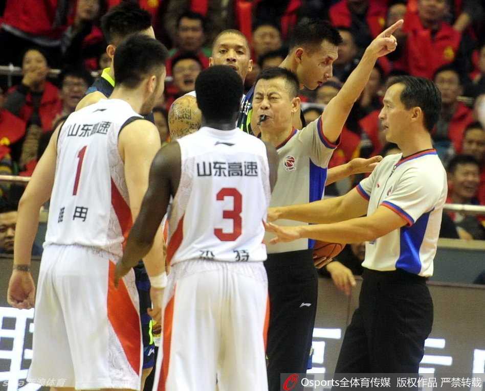 铁血华南虎——记广东宏远2014-2015赛季的荣耀与血性 朱芳雨在三分线外高高跃起,手指轻柔地将球拨出,对面防守球员虽已封到脸上,却只能沦为这历史一刻的背景板。