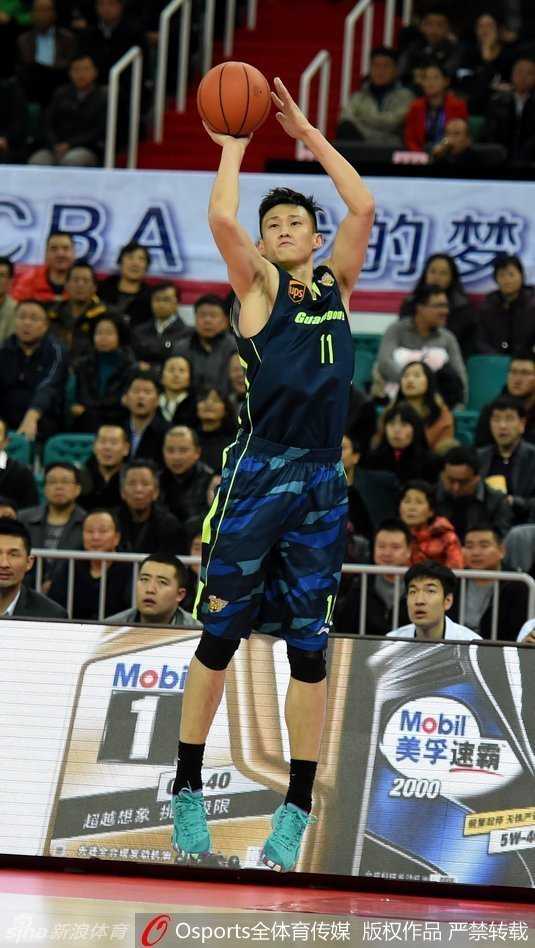 布泽尔迎着防守人高高跃起，手腕轻柔地将球拨出，标志性的中距离跳投动作舒展，篮球在空中旋转，带着必胜的信念飞向篮筐。