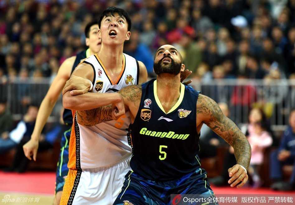 面对裁判的判罚，主帅杜锋情绪激动地摊开双手与技术台交涉，眼神中满是疑惑与不满，身后的替补席一片肃静，空气仿佛瞬间凝固。