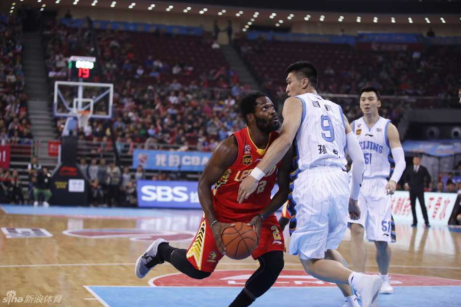 北京队核心马布里在进攻时间所剩无几的情况下，面对比自己更高更壮的防守者，依然选择相信自己的节奏，坚决地运球寻找那一线生机，准备完成这次关键的单打。