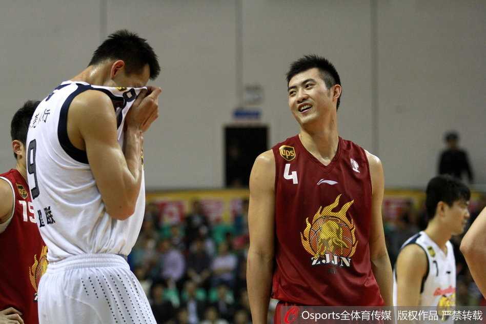 铁血战场下的柔情兄弟:易建联与丁锦辉的“神仙友谊” 在球场边或训练场一角,丁锦辉搂着易建联的肩膀,两人脸上洋溢着灿烂的笑容,兄弟般的亲密无间让周围的一切都变得明亮起来。