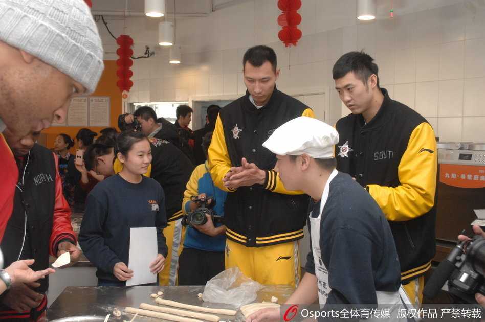 铁血战场下的柔情兄弟:易建联与丁锦辉的“神仙友谊” 两人身穿休闲装并肩而坐,手里拿着东西随意交谈,画面自然得像是在自家客厅,这种放松的状态是多年老友独有的舒适感。