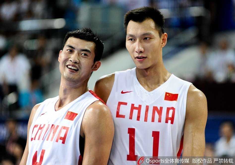 铁血战场下的柔情兄弟:易建联与丁锦辉的“神仙友谊” 餐厅柔和的灯光下,易建联和丁锦辉举杯相碰,杯中酒映照着兄弟情深,这一刻他们不是球星,只是把酒言欢的知己。