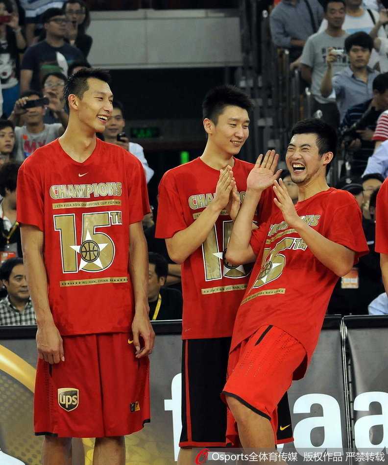 铁血战场下的柔情兄弟:易建联与丁锦辉的“神仙友谊” 易建联与丁锦辉头挨着头对着镜头微笑,眼神里满是老友重逢的默契与温暖,铁汉的柔情在这一刻尽显。