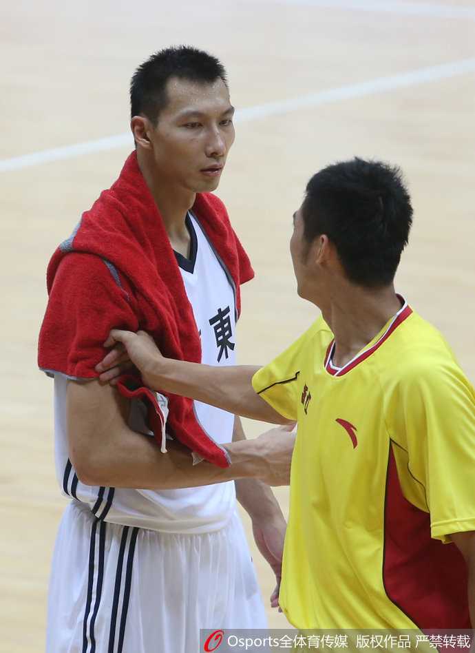 铁血战场下的柔情兄弟:易建联与丁锦辉的“神仙友谊” 镜头前两人搞怪合影,易建联难得露出调皮表情,丁锦辉则配合演出,这大概是只有真兄弟面前才会释放的顽童一面。