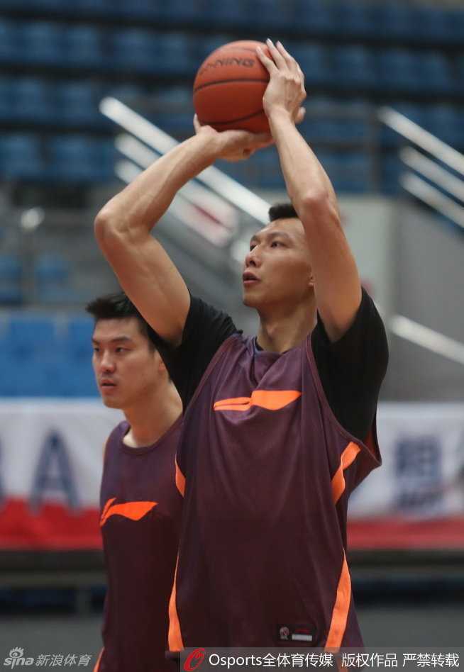 铁血柔情广东魂:赛前训练场上的坚守与传承 易建联坐在地上专注地抻腿训练,每一个拉伸细节都力求完美,正是这种十几年如一日的自律,铸就了CBA的历史篮板王。