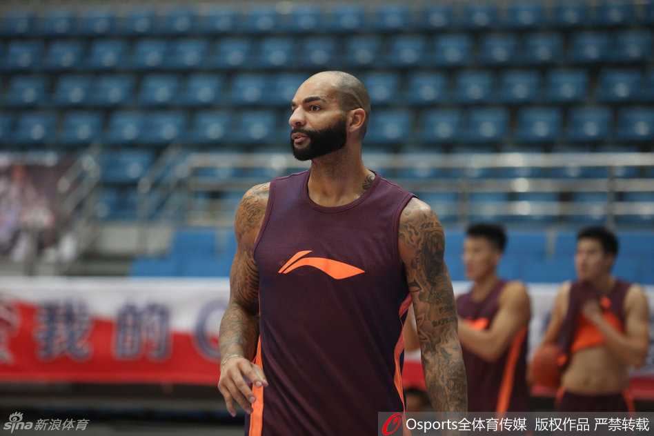 铁血柔情广东魂:赛前训练场上的坚守与传承 易建联在进行赛前拉伸,高大的身躯在拉伸时展现出惊人的柔韧性,背后是无数次枯燥训练积累的成果。