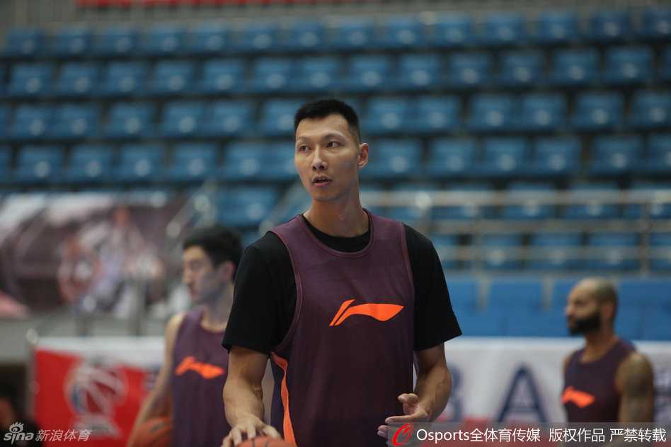 铁血柔情广东魂:赛前训练场上的坚守与传承 布泽尔与易建联在训练中并肩而立,两位内线悍将虽然语言不同,但对胜利的共同渴望让他们在训练中建立起无声的默契。