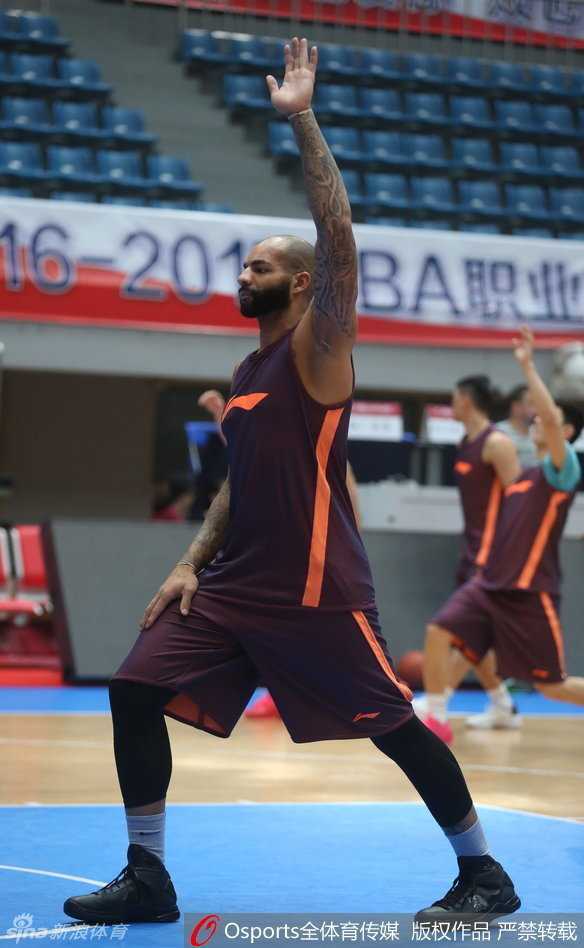 铁血柔情广东魂:赛前训练场上的坚守与传承 周鹏在训练中腾空上篮,身姿舒展,作为广东队锋线的中坚力量,他每一次突破都在续写着广东篮球的防守传奇。