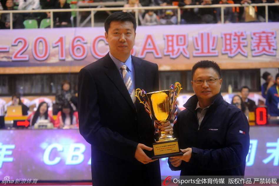 铁血柔情终成忆:王治郅的荣耀告别与八一精神传承 王治郅身着笔挺的正装,双手郑重地接过那座代表着无上荣誉的奖杯,眼神中透露出的是对这个赛场的无限眷恋与释然。