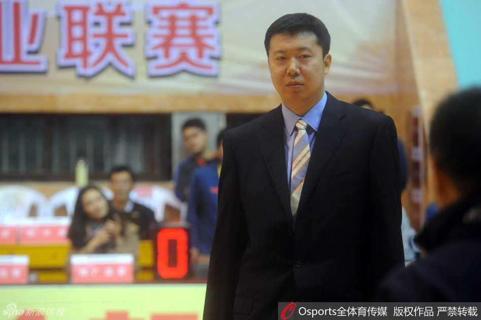 铁血柔情终成忆:王治郅的荣耀告别与八一精神传承 灯光璀璨的雅戈尔体育馆内,王治郅在数万球迷的注视下,单手举起属于自己的体育道德风尚奖奖杯,这一刻他就是这片球场上唯一的王者。