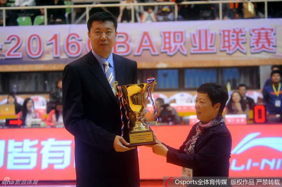 铁血柔情终成忆:王治郅的荣耀告别与八一精神传承 王治郅手捧精致的奖杯,与身旁身着正装的嘉宾并肩合影,他标志性的微笑如同冬日暖阳,照亮了这个属于他的特殊夜晚。