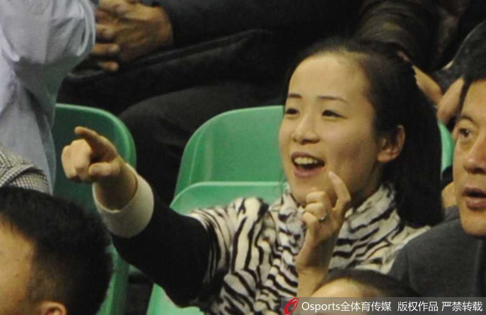 铁血温情,赛场内外共谱胜利乐章 看台上的郭士强妻女激动地站起身,为辽宁队一次精彩的进攻配合鼓掌叫好。她们脸上绽放出灿烂的笑容,仿佛自己也是这胜利的一部分。